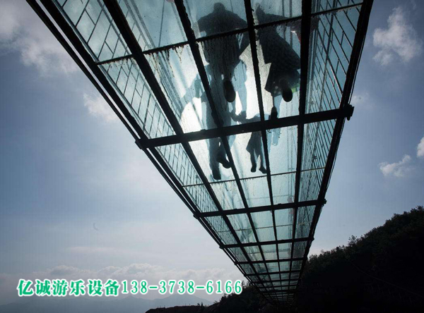 國內(nèi)單體最長的玻璃棧道—南丹玻璃棧道